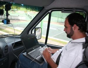 Analista geográfico coletando informações em um carro para elaboração de mapas digitais para GPS